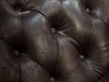 темно-коричневый кожаный диван
